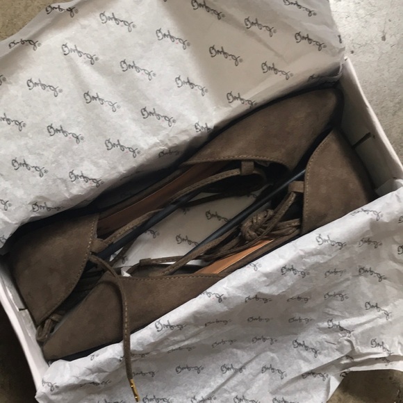 Khaki lace up pointy toe flats - Picture 6 of 6